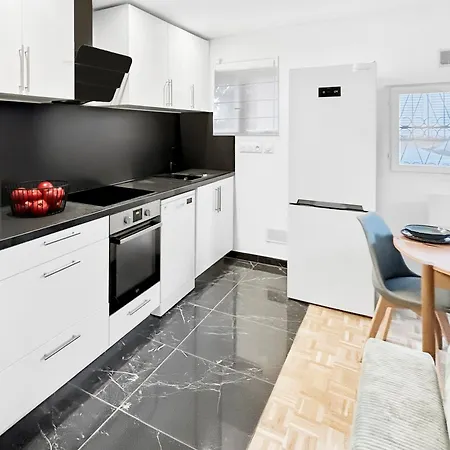 Appartement T2 Elegant Avec Terrasse, Et Renove *